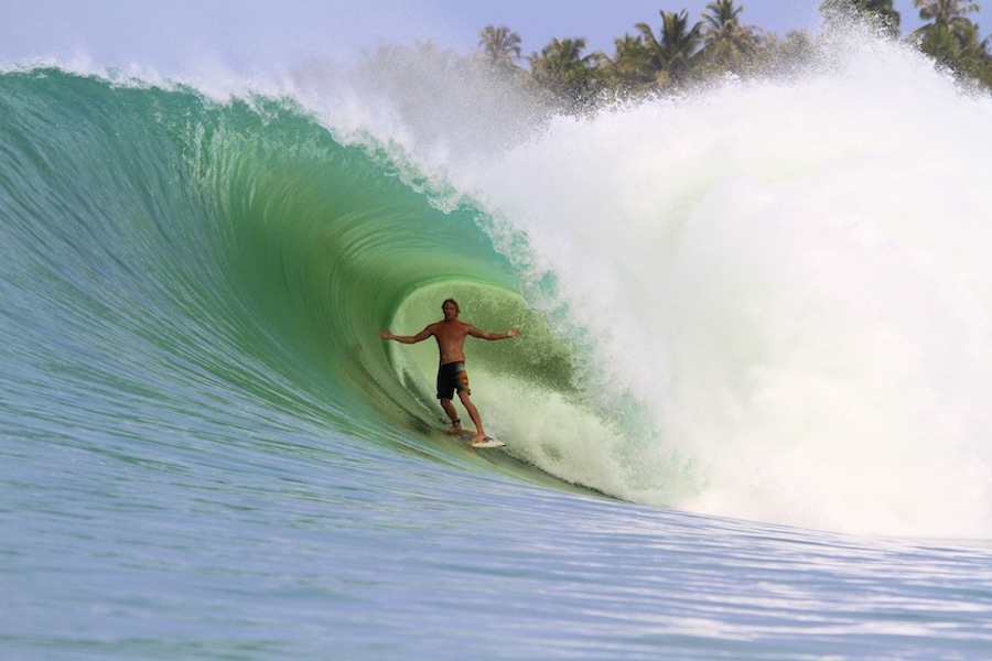 SELANCAR DI PANTAI LAGUNDRI DAN SORAKENIAS