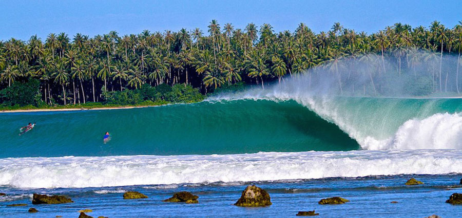 SELANCAR DI PANTAI LAGUNDRI DAN SORAKENIAS