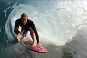PERTAMA KALINYA ? SEMBARI SURFING SEORANG SURFER COMOT KAMERA DARI TANGAN CAMERAMAN
