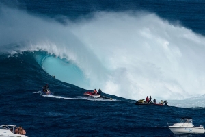HAWAII EKSTRIM : SURFING DI OMBAK RAKSASA TANPA PENGAMANAN