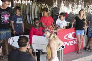 STEPHANIE GILMORE MEMBERIKAN SURFBOARD KEPADA SURFER WANITA PERTAMA DI MOZAMBIK