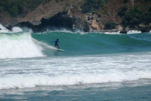 PANTAI WEDIOMBO, SPOT SURF TERBAIK DI YOGYAKARTA