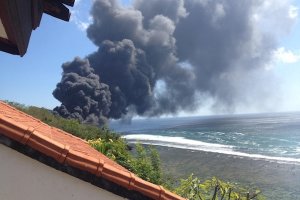 Api besar menghancurkan zona hotel Uluwatu di Bali - Indonesia