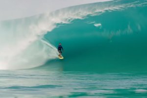 TABUNG BERSIH DI TEAHUPOO PICU ADRENALIN PARA SURFER HAWAII