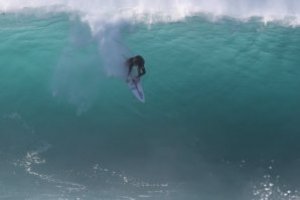 FRORENCE BROTHERS NIKMATI SESI SURFING EPIK PIPELINE