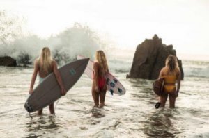 PEREMPUAN SURFING DI ABAD 21