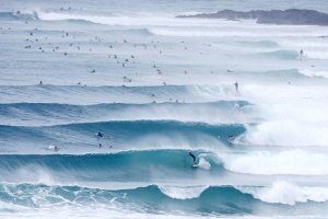 CYCLONE MARCIA MEMBAWA OMBAK EKSTRIM KE SNAPPER ROCKS