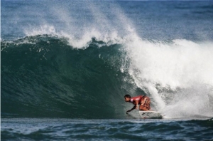 Michel Bourez memenangkan Reef Hawaiian Pro 2013