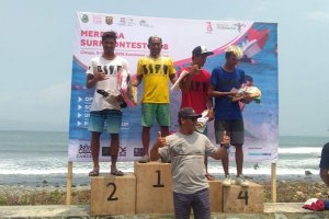 ANTUSIASME PENONTON DAN KOMPETITOR SUKSESKAN MERDEKA SURF CONTEST 2018