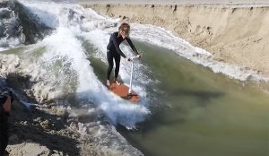 SURFING DENGAN PAPAN SKIM YANG DIMODIFIKASI JADI SKUTER SKIM