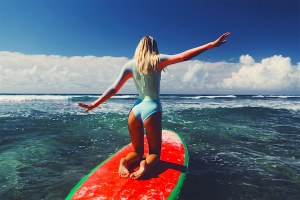 WANITA + SURFING = KEREN !!