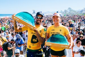 Filipe Toledo dan Carissa Moore memenangkan Oi Rio Pro