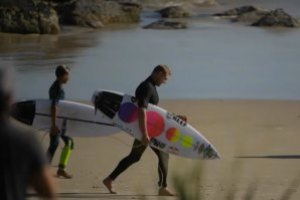 MICK FANNING ENJOY FREE SURFING DI SNAPPER ROCK