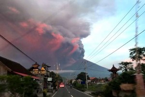 GUNUNG AGUNG KEMBALI MELETUS. ABU VULKANIK MEMBUMBUNG 1500 METER