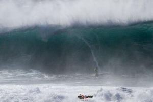 MAHINA MAEDA PERGI KE NAZARÉ DENGAN PAMAN GARRETT