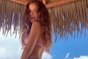 POPSTAR SHAKIRA KETAGIHAN SURFING