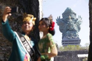 BALI : PATUNG GARUDA WISNU KENCANA AKHIRNYA BERDIRI KOKOH SEBAGAI MAHAKARYA NUSANTARA