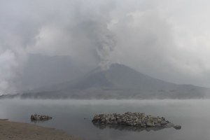 LETUSAN GUNUNG BARU JARI BERDAMPAK PEMBATALAN BEBERAPA PENERBANGAN BALI