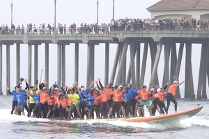 66 SURFER DALAM SATU PAPAN RAKSASA PECAHKAN REKOR GUINNESS