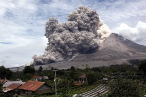 Sinabung kembali meluncurkan amarah awan panasnya