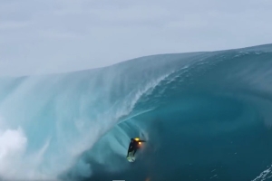 Jamie O&#039;Brien surfing di teahupoo dengan Berapi api