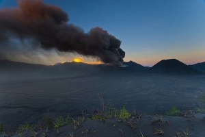 DENGAN STATUS WASPADA, APAKAH GUNUNG BROMO MASIH AMAN DIKUNJUNGI?