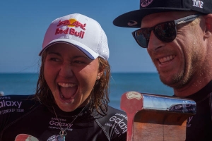 MICK FANNING DAN CARISSA MOORE MENANG DI TRESTLES