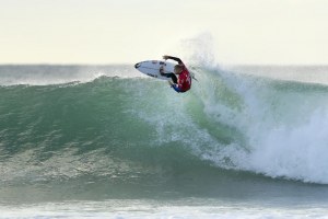 MICK FANNING BERHASIL MELEWATI MASA PEMULIHAN DAN MANTAP BERSAING DI J-BAY OPEN