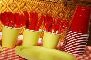 Prancis Resmi Melarang Penggunaan Alat Makan Plastik