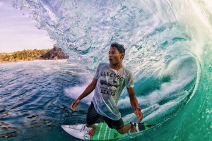 MEGA SEMADHI : perkenalkan surfing ke mata dunia sebagai wajah olahraga Indonesia.