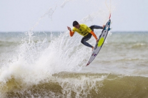 MEDINA AND SLATER OUT, WORLD TITLE TO BE DECIDED IN PIPELINE