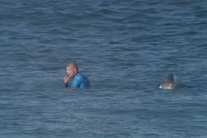 J BAY FINAL : MICK FANNING LOLOS DARI SERANGAN HIU