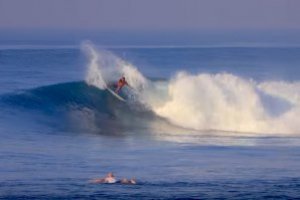 SURFER LOKAL NIKMATI OMBAK SEMPURNA KERAMAS
