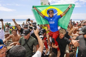 FILIPE TOLEDO MEMENANGKAN KOMPETISI HURLEY PRO TRESTLES