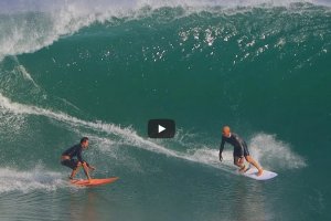 KELLY SLATER MENGUASAI PADANG PADANG