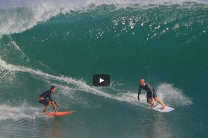 KELLY SLATER MENGUASAI PADANG PADANG