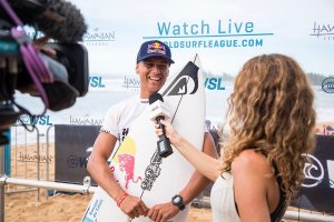 Kauli Vast dalam wawancara pasca-heat. Situasi menampilkan papan surfing dan topi yang mungkin tidak lagi memungkinkan di World Surf League 2023