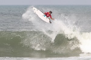 RENEXTOP ASIAN SURFING TOUR DIWARNAI DENGAN PERTARUNGAN SENGIT