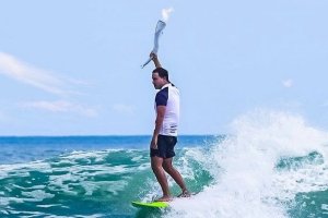 SELEBRITI DAN SURFER HAMISH DAUD MEMBAWA OBOR ASIAN GAMES BERSELANCAR