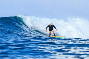 USIA BUKAN PENGHALANG BAGI SURFER INI UNTUK TERUS MENJALANKAN HOBINYA