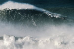 RODRIGO KOXA RESMI MEMEGANG REKOR TERBARU DALAM SURF BIG WAVE
