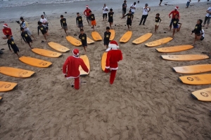 SURFING BERSAMA SANTA