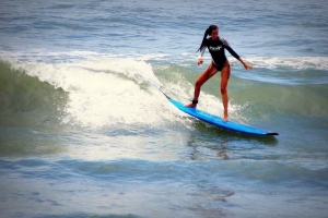 BELAJAR SURFING DI PANTAI KEDUNGU, BALI