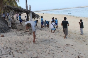 TURIS ASING AJA IKUTAN BERSIHKAN SAMPAH DI PANTAI KITA