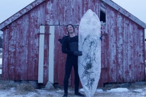 SENSASI SURFING DI NORWEGIA, BERSELANCAR DENGAN SURFBOARD DARI ES