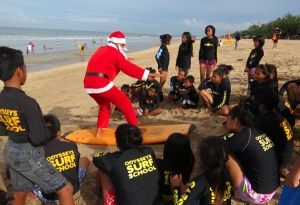 Surfing bersama Santa di Pantai Kuta