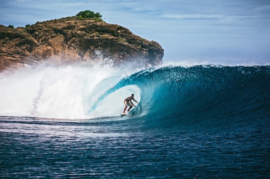 bentuk ombak yang dahsyat di salah satu spot surfing di Bali