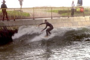 BADAI DI LAUTAN, SURFING DI SUNGAI PUN JADI