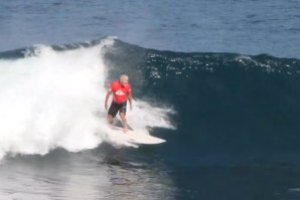 Jeff Hakman - 70 tahun - mantan juara dunia Tampilkan aksi surfing yang hebat di Uluwatu Challenge