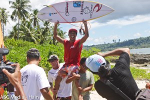 Darmaputra Tonjo MEMENANGKAN KONTES Aceh International Surfing Championship 2017